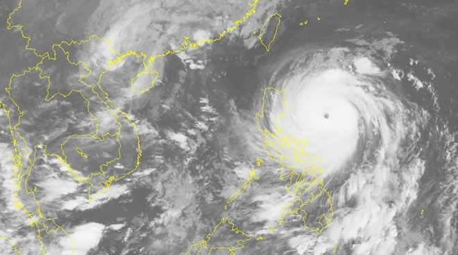 Trong khi bão Hải Mã có mắt bão rất rõ thì bão số 7 đã suy yếu, quầng mây không còn rõ khi vào đất liền Việt Nam. Ảnh: NCHMF. 
