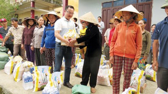 Một đoàn thiện nguyện thông qua báo Tiền Phong và tỉnh đoàn Quảng Bình trao quà tận tay cho đồng bào bị thiệt hại trong ngày 18/10. Ảnh: Hoàng Nam.