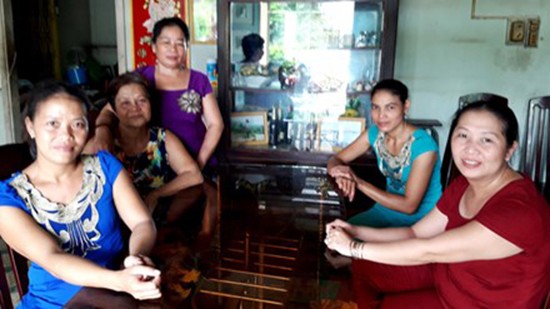 Chị Nguyễn Thị Ánh Đào (bìa trái) và những người thân gia đình trong ngày biết tin trúng số 92 tỷ đồng. Ảnh: Hòa Hội.