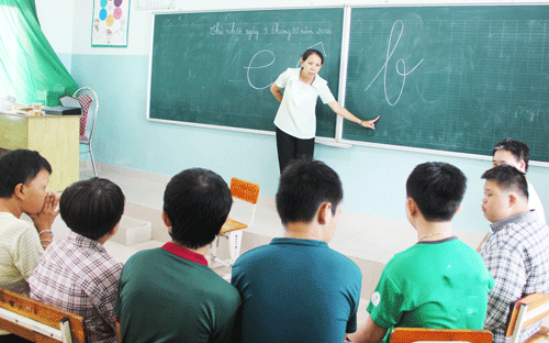 Một tiết học cho trẻ khuyết tật ở huyện Củ Chi do cô Dung đứng lớp. Ảnh: Mạnh Tùng