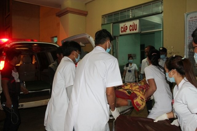Chuyển người bị thương nặng từ huyện ra bệnh viện Đa khoa tỉnh Đắk Nông