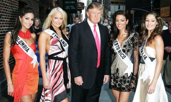 Trump chụp ảnh với các thí sinh tham dự Hoa hậu Hoàn vũ năm 2006 trước buổi ghi hình hôm 17/7/2006. Hoa hậu Phần Lan tóc vàng, đứng bên phải Trump. Ảnh: US Magazine
