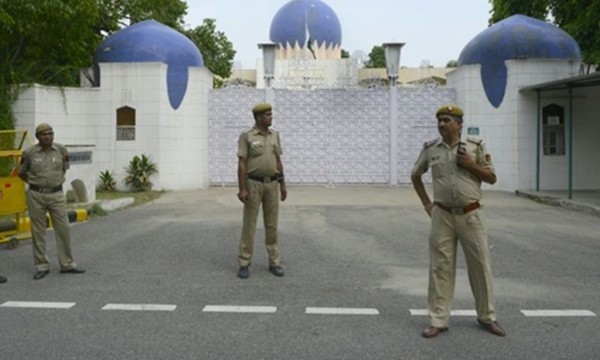 Cảnh sát Ấn Độ đứng gác trước cổng Cao ủy Pakistan tại New Delhi. Ảnh: AFP.