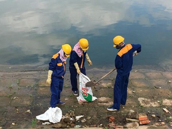 Lấy mẫu nước điều tra nguyên nhân 400kg cá chết tại hồ Linh Đàm