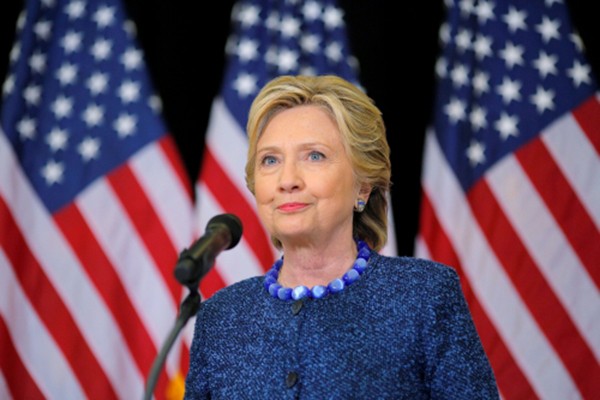 Bà Clinton trong sự kiện vận động tranh cử ở bang Iowa hôm 28/10. Ảnh: Reuters
