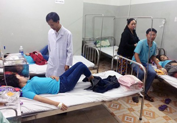 Các công nhân đang cấp cứu tại bệnh viện ở Củ Chi. Ảnh: Sơn Hòa