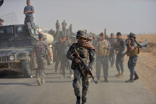 Cảnh sát liên bang Iraq tham gia chiến dịch diệt phiến quân Nhà nước Hồi giáo ở phía nam Mosul ngày 26/10. Ảnh: Reuters