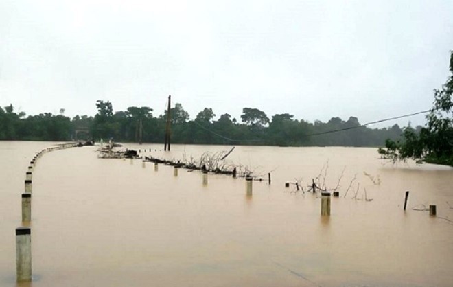 Nước sông Ngàn Sâu dâng cao khiến nhiều tuyến đường giao thông, thôn xóm tại huyện Hương Khê bị cô lập. Ảnh: Quyền Đức. 