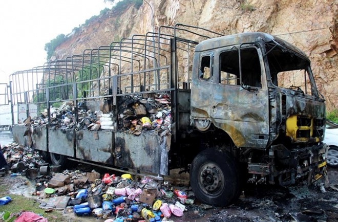 Xe tải chở hàng hóa của anh Duy bị người dân Bình Định "hôi của" sau vụ hỏa hoạn ngày 1/11.