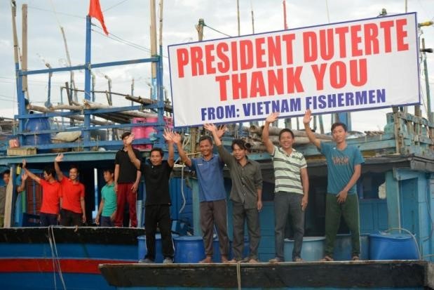 Ngư dân Việt Nam vẫy tay chào Tổng thống Duterte và quan chức Philippines trước khi hồi hương. Ảnh: AFP