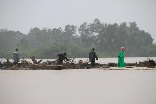 Dù chính quyền đã cảnh báo, song nhiều người dân vẫn bất chấp nguy hiểm, ra cầu tràn ở xã Gia Phố (Hương Khê, Hà Tĩnh) vớt gỗ từ thượng nguồn đổ về.
