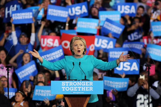 Hầu hết các chuyên gia dự báo bà Clinton sẽ đắc cử. Ảnh: Reuters