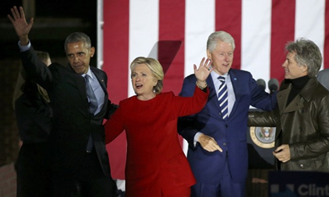 Hillary Clinton (áo đỏ) và Tổng thống Obama, cựu tổng thống Bill Clinton cùng ca sĩ Bon Jovi trong cuộc vận động tại Philadelphia ngày 7/11. Ảnh: Reuters