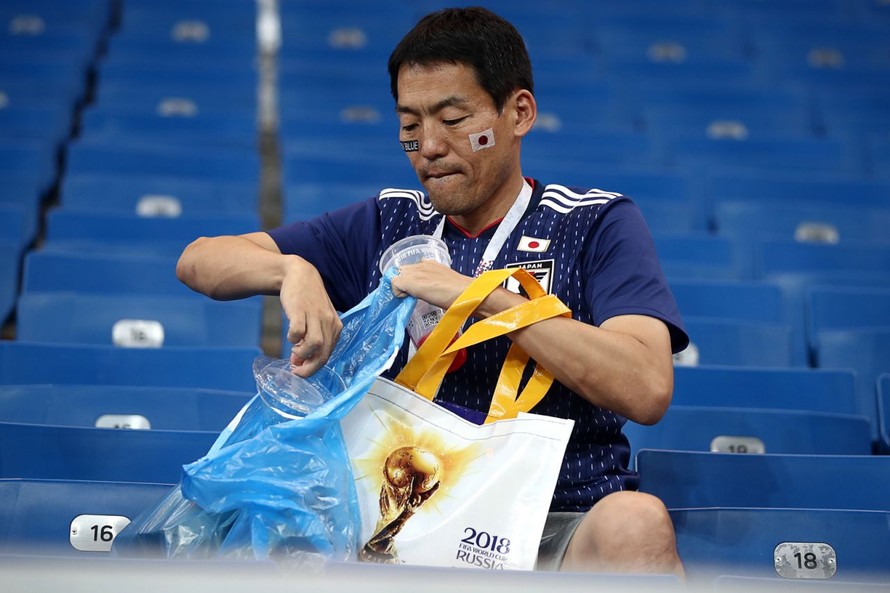 Thua cuộc, CĐV Nhật Bản vừa nức nở vừa nhặt rác sau trận đấu