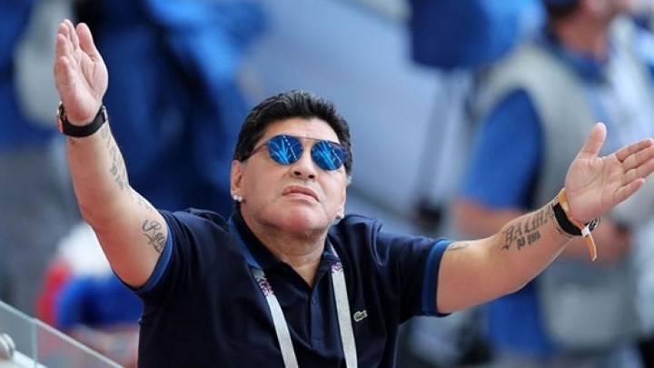 Liên tục diễn trò lố, gọi ĐT Anh là 'quân ăn cắp', Maradona bị FIFA chỉ trích