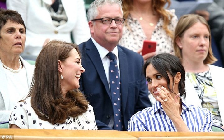 Hai công nương Hoàng gia Anh thân mật đi xem quần vợt