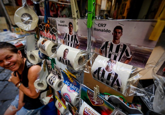 'Giấy vệ sinh Ronaldo' ăn khách tại Napoli