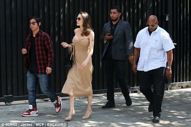 Angelina Jolie diện váy trễ nải quyến rũ, dạo phố cùng con trai gốc Việt