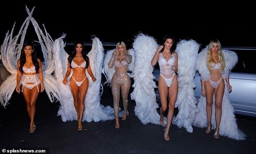 Chị em nhà Kardashian làm 'thiên thần nội y' dịp Halloween