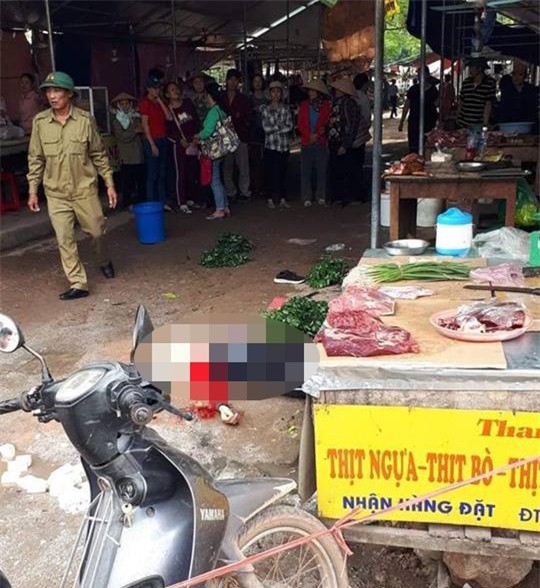 Đang bán hàng ngoài chợ, người phụ nữ bị bắn chết