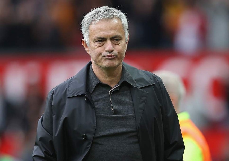 HLV Jose Mourinho bất ngờ bị sa thải