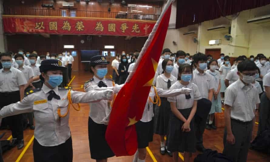 Học sinh tham dự lễ chào cờ tại một trường trung học ở Hồng Kông để đánh dấu ngày Giáo dục An ninh Quốc gia (Ảnh: Kin Cheung/The Guardian)