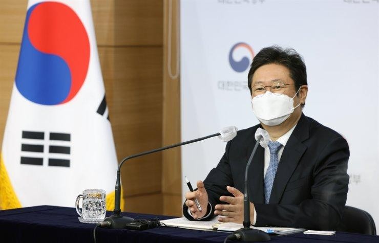 Bộ trưởng Bộ Văn hóa Hwang Hee phát biểu trong cuộc họp báo tại Khu phức hợp Chính phủ Trung ương, Seoul. (Ảnh: Korea Times)