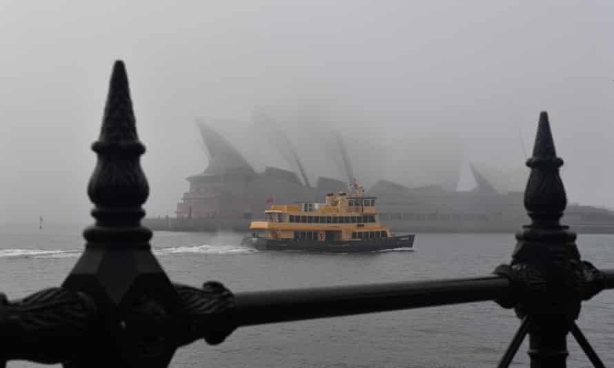 Một số chuyến phà ở Sydney đã buộc phải ngừng hoạt động do sương mù vào sáng thứ Hai. (Ảnh: Mick Tsikas/AAP)