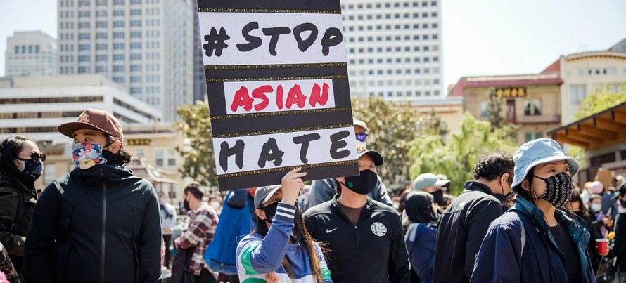 Mỹ: Người biểu tình xuống đường phản đối phân biệt chủng tộc hướng đến người châu Á (Ảnh: UN)