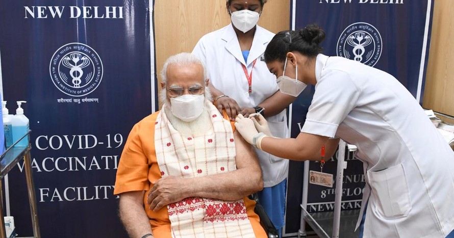 Thủ tướng Modi nhận liều vaccine ngừa COVID-19 thứ hai tại bệnh viện Viện Khoa học Y tế Toàn Ấn Độ ở New Delhi. (Ảnh: Reuters)