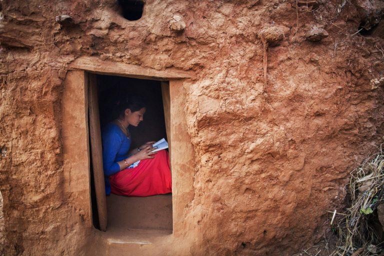 Một nữ sinh làm bài tập trong 'nhà kho kinh nguyệt' của gia đình. (Ảnh: New York Times)