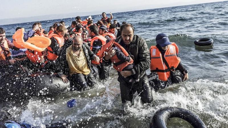 Ảnh chụp những người di cư từ Thổ Nhĩ Kỳ đến Hy Lạp năm 2016. (Ảnh: EuraCtiv)