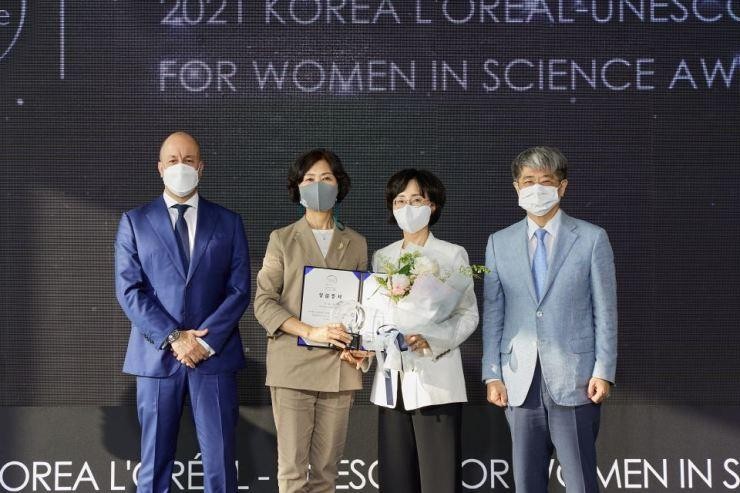 Từ trái qua, Chủ tịch L'Oreal Hàn Quốc Christian Marcos, GS. Lee You-mie, Chủ tịch Diễn đàn Khoa học Sinh học Phụ nữ Mook In-hee và Tổng Thư ký Ủy ban Quốc gia UNESCO Hàn Quốc Han Kyung-koo ngày 15/6. (Ảnh: L'Oreal Hàn Quốc)