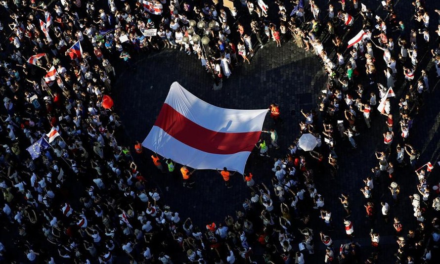 Cờ Belarus được giăng bên trong hình trái tim do người biểu tình tạo ra ở thủ đô Minsk tháng 8/2020. (Ảnh: Reuters.)