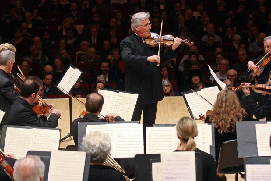 Nghệ sĩ vĩ cầm nổi tiếng Pinchas Zukerman biểu diễn tại Carnegie Hall năm 2016. (Ảnh: Hiroyuki Ito)