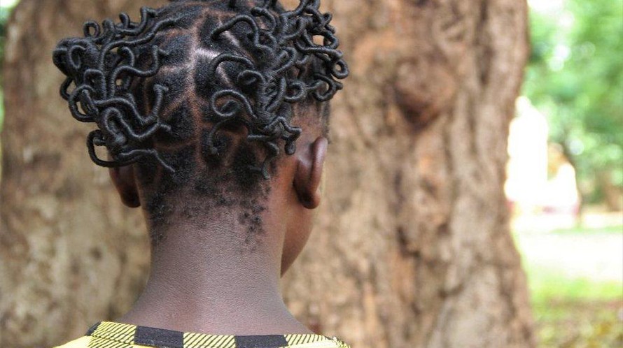 Nema*, mười bốn tuổi, mang thai sau khi bị cưỡng hiếp trong một trại dành cho người di cư nội địa ở Bambari, tỉnh Ouaka. Bạo lực tình dục là điều rất phổ biến ở một quốc gia có xung đột. (Ảnh: UNFPA Cộng hòa Trung Phi/Rachel Opota)