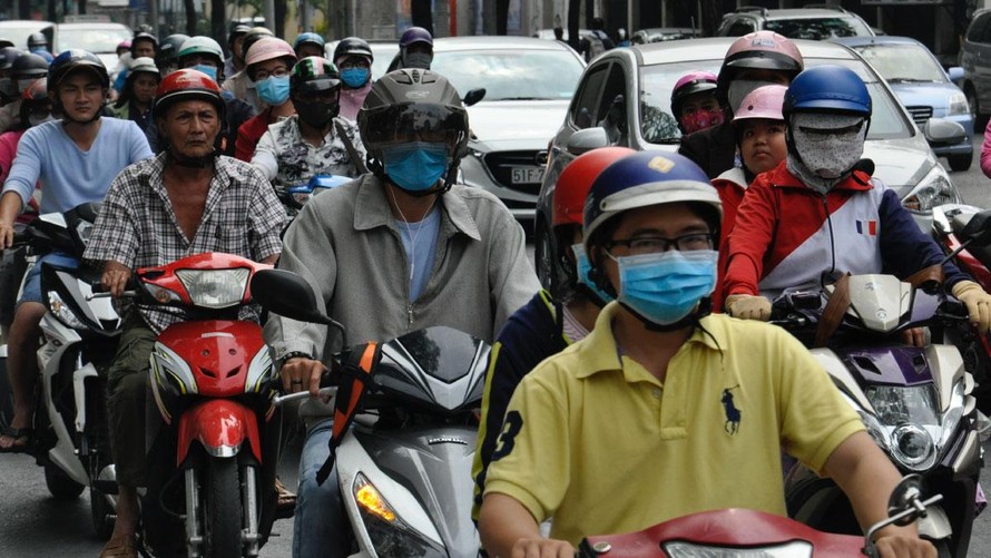 Người đi làm ở Thành phố Hồ Chí Minh, Việt Nam. Việc giãn cách do COVID-19 đã khiến lượng khí thải CO2 toàn cầu giảm kỷ lục 7% vào năm 2020. (Ảnh: Unsplash/Nikolay Likomanov)