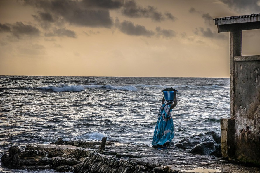 Một phụ nữ gánh hải sản vào bờ ở Senegal. (Ảnh: Imen Meliane & Julie Teng)