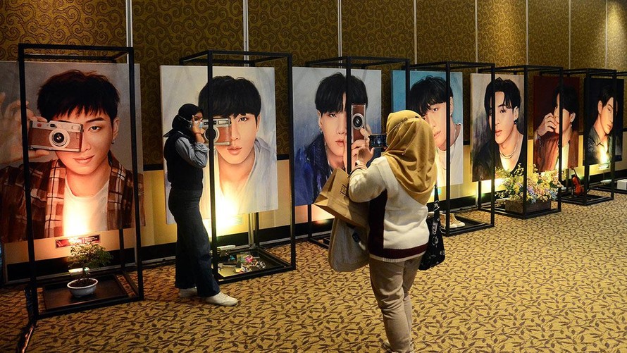 Không gian triển lãm tại điểm tiêm chủng do người hâm mộ BTS tại Indoneisa tổ chức. (Ảnh: Nurdiansah/Tempo)