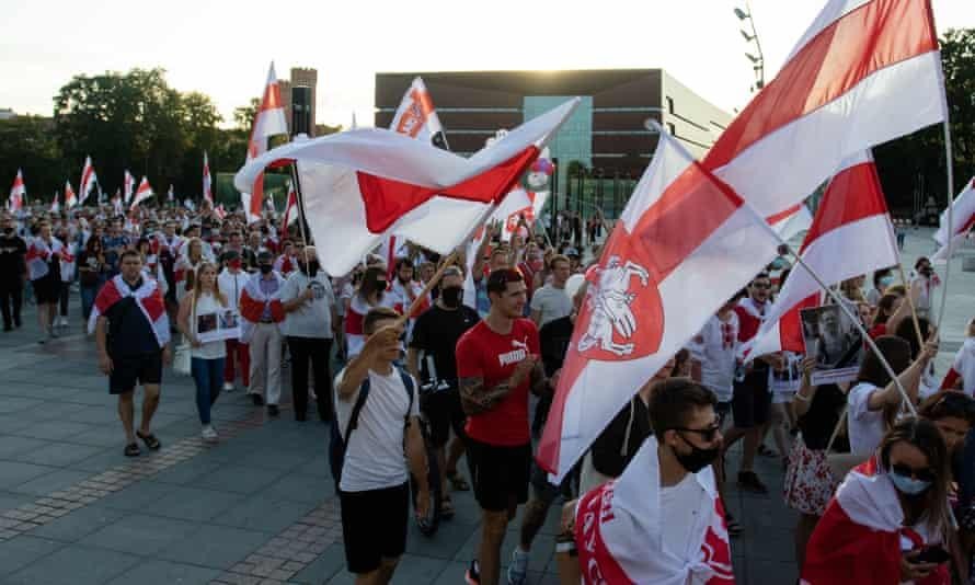 Người biểu tình diễu hành với cờ đối lập Belarus tại một cuộc tuần hành đoàn kết với Belarus ở Wroclaw, Ba Lan, trong tuần này nhân kỷ niệm một năm cuộc bầu cử Tổng thống của Belarus. (Ảnh: Lidia Mukhamadeeva)