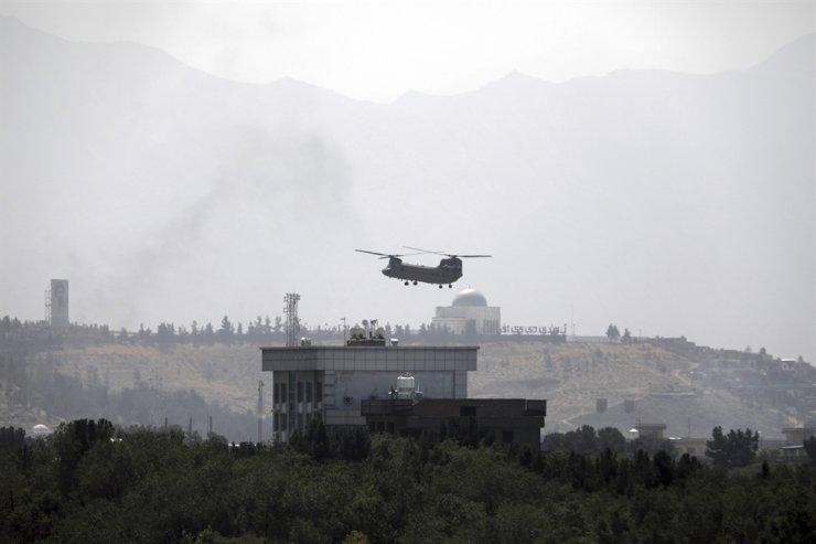 Một máy bay trực thăng Chinook của Hoa Kỳ bay qua Đại sứ quán Hoa Kỳ ở Kabul, Afghanistan, Chủ nhật, để sơ tán các nhân viên ngoại giao Hoa Kỳ. AP-Yonhap