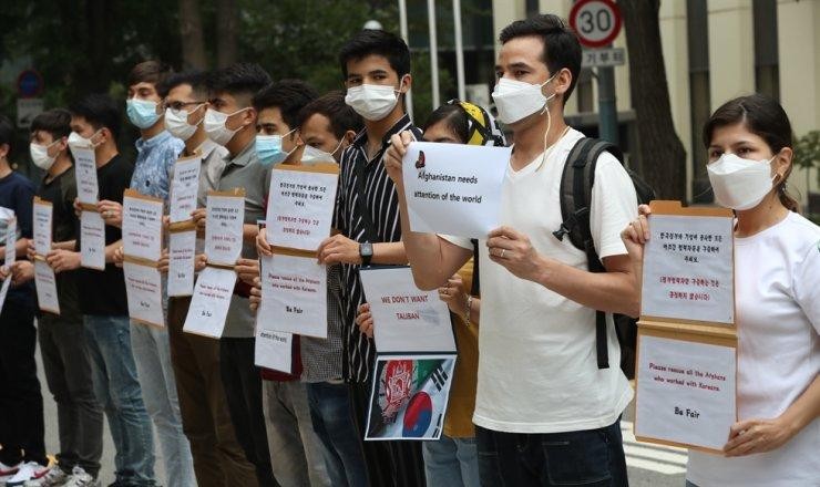 Một nhóm người Afghanistan đang cư trú tại Hàn Quốc cầm biểu ngữ yêu cầu chính phủ Hàn Quốc sơ tán các thành viên gia đình của họ, những người đã giúp đỡ sứ mệnh của Hàn Quốc tại nước này, trong cuộc biểu tình trước trụ sở Bộ Ngoại giao ở trung tâm Seoul, hôm thứ Hai. Ảnh: Yonhap
