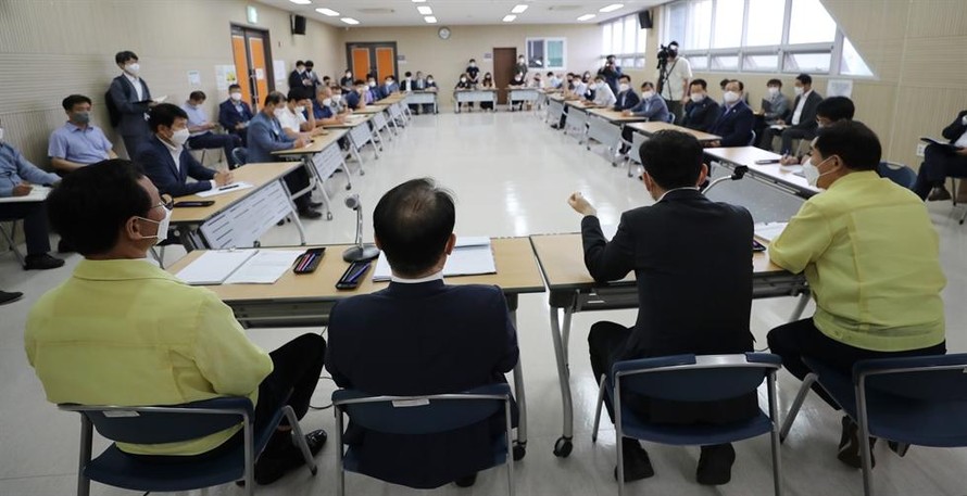 Các quan chức từ Bộ Tư pháp và Văn phòng Quận Jincheon ở tỉnh Bắc Chungcheong tổ chức một cuộc họp với cư dân tại một trung tâm cộng đồng trong quận, hôm 25/8, để giải thích quyết định của chính phủ về việc đưa người Afghanistan sơ tán tại một trung tâm đào tạo trong khu vực. Ảnh: Yonhap