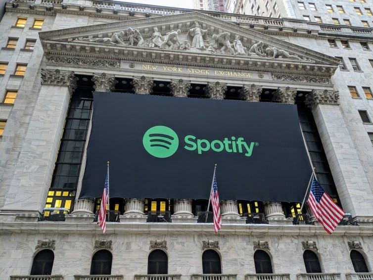 Biểu ngữ Spotify trên Sở giao dịch chứng khoán New York trong thương vụ IPO vào năm 29018. Ảnh: Shutterstock