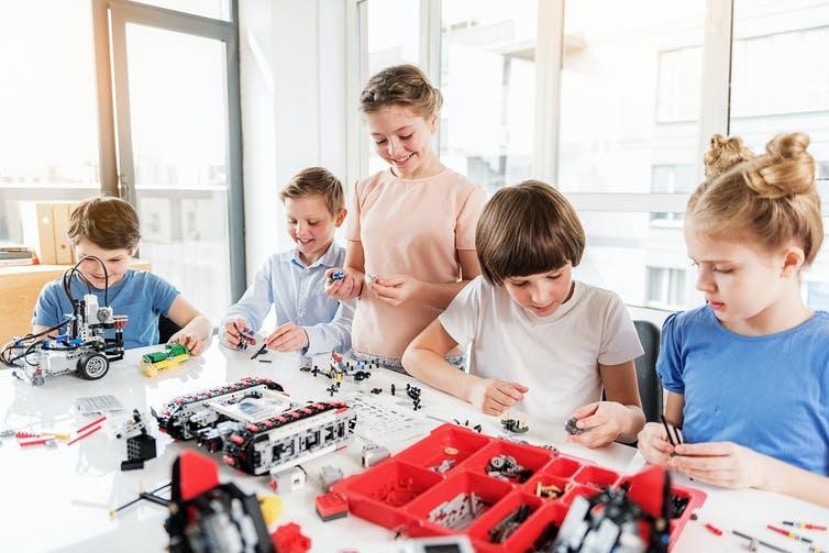 Việc "dán nhãn" đồ chơi xây dựng "không dành cho trẻ em gái" có thể gây trở ngại cho việc khuyến khích các bé gái tham gia vào lĩnh vực STEM. 