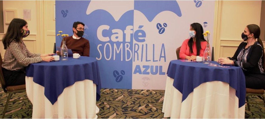Blue Umbrella Café (Café Sombrilla Azul - tiếng Tây Ban Nha) - tiệm cà phê với hình ảnh chiếc ô màu xanh hòa bình là sáng kiến của UNESCO dành cho những nhà báo tị nạn 