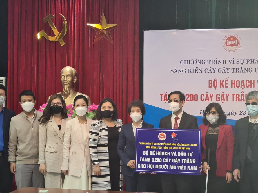 3.210 cây gậy trắng được trao cho Hội Người mù Việt Nam 