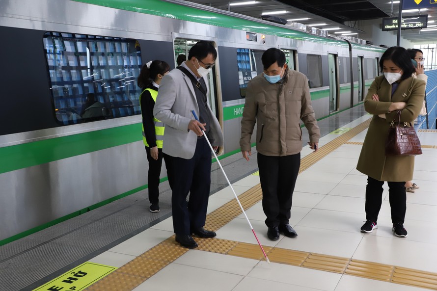 Khảo sát tập huấn cho người mù sử dụng tuyến đường sắt Cát Linh - Hà Đông
