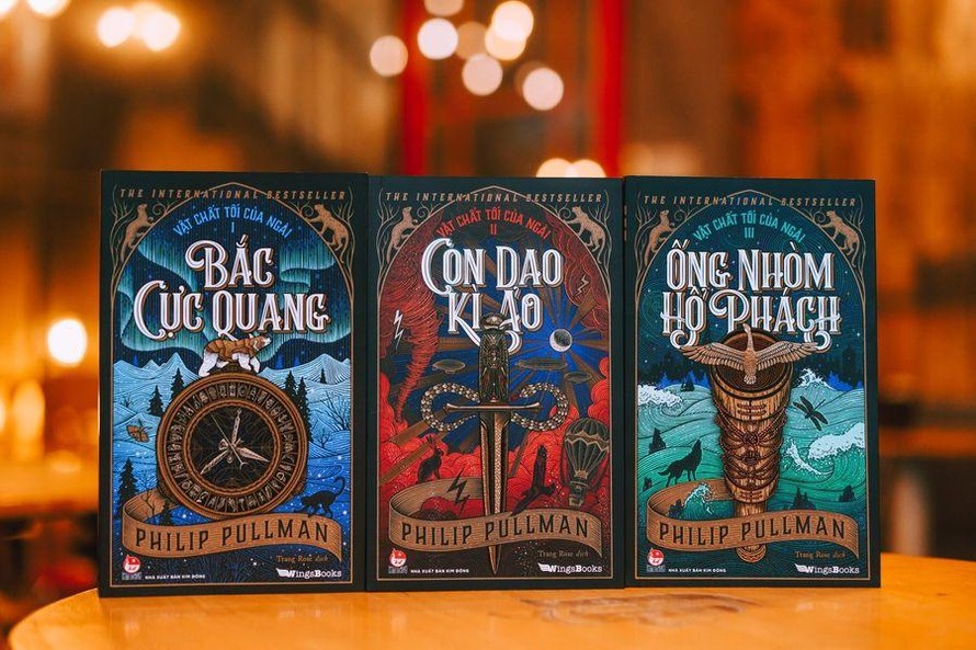 “Vật chất Tối của Ngài”, bộ tiểu thuyết fantasy kinh điển ra mắt mùa hè năm 2021 của NXB Kim Đồng, bản dịch của Trang Rose. 