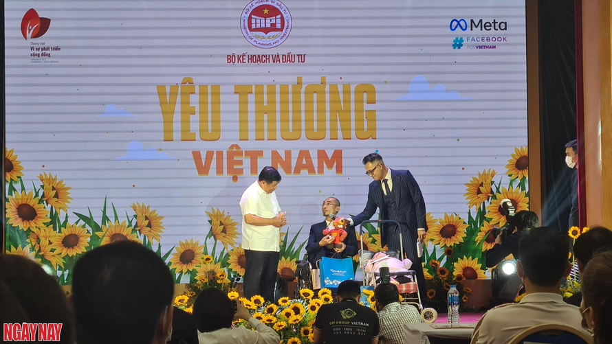 Bộ Trưởng Nguyễn Chí Dũng nhận những món quà đầy tình cảm từ hai doanh nghiệp xã hội KymViet và Thương Thương Handmade. 